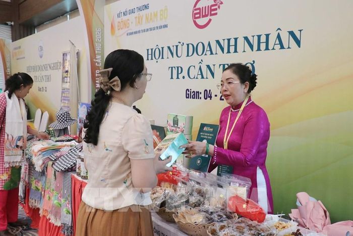 Khách tham quan các gian hàng OCOP của các địa phương tham gia tại Chương trình. Ảnh: Ngọc Thiện - TTXVN