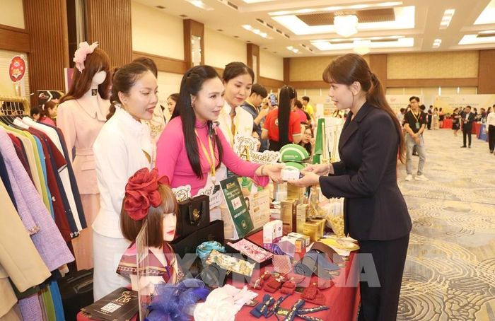 Khách tham quan các gian hàng OCOP của các địa phương tham gia tại Chương trình. Ảnh: Ngọc Thiện - TTXVN