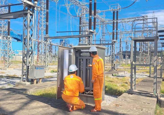Nhân viên vận hành Trạm biến áp 500kV Nghi Sơn kiểm tra tình trạng vận hành thiết bị trưa ngày 24/6/2026. Ảnh: EVNNPT