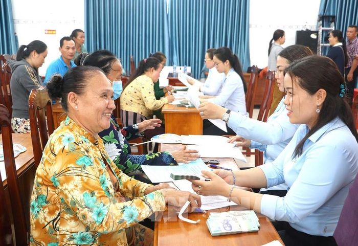 Hội viên phụ nữ phấn khởi nhận nguồn vốn vay. Ảnh: Lê Thúy Hằng – TTXVN