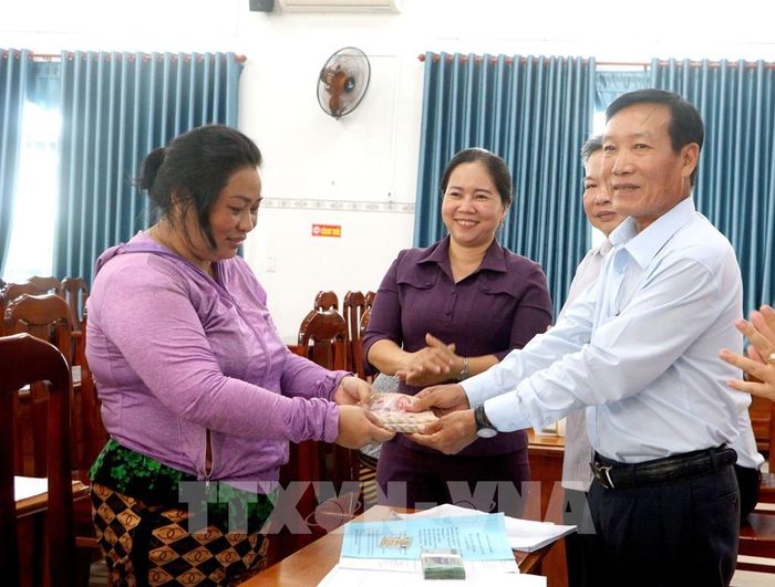 Đại diện lãnh đạo phường Cái Vồn và Hội Liên hiệp phụ nữ tỉnh Vĩnh Long trao vốn vay cho hội viên phụ nữ. Ảnh: Lê Thúy Hằng – TTXVN