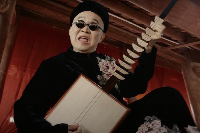 Năm 2025, NSƯT Xuân Hinh tạo ra "cú hích" lớn khi tham gia vào MV Bắc Bling cùng Hòa Minzy và rapper Tuấn Cry.
