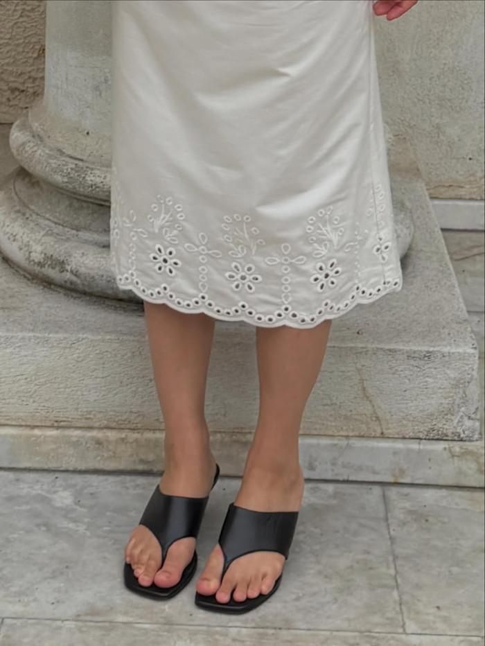Thiết kế sandal mũi vuông âm thầm trở lại và phủ sóng trên khắp các sàn diễn đường phố. Ảnh: @jordanrisa