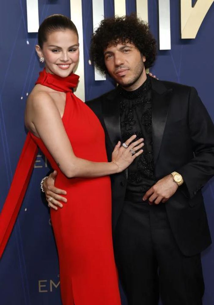 Selena Gomez và Benny Blanco tại lễ trao giải Emmy 2025. Ảnh: Getty Images