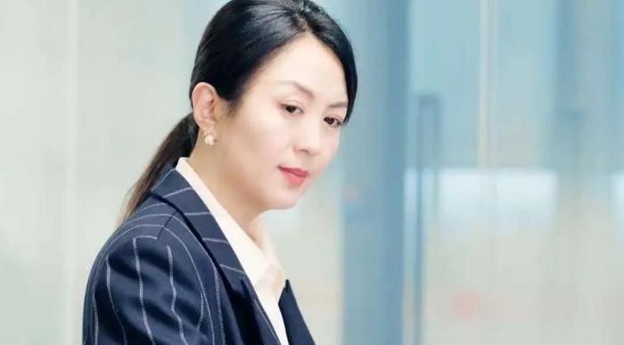 Dương Đồng Thư thể hiện hình ảnh nữ lãnh đạo tài chính bản lĩnh trong vai Phương Vân. Ảnh: Weibo