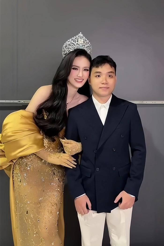 Khoảnh khắc hạnh phúc của Hoa hậu Ý Nhi và bạn trai cùng tuổi.