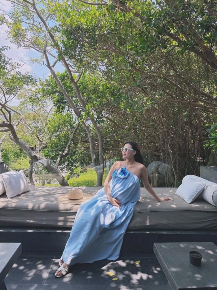 Thúy Diễm khoe khéo bụng bầu, đắm mình trong sự cưng chiều của ông xã ở resort. (Nguồn: FBNV)