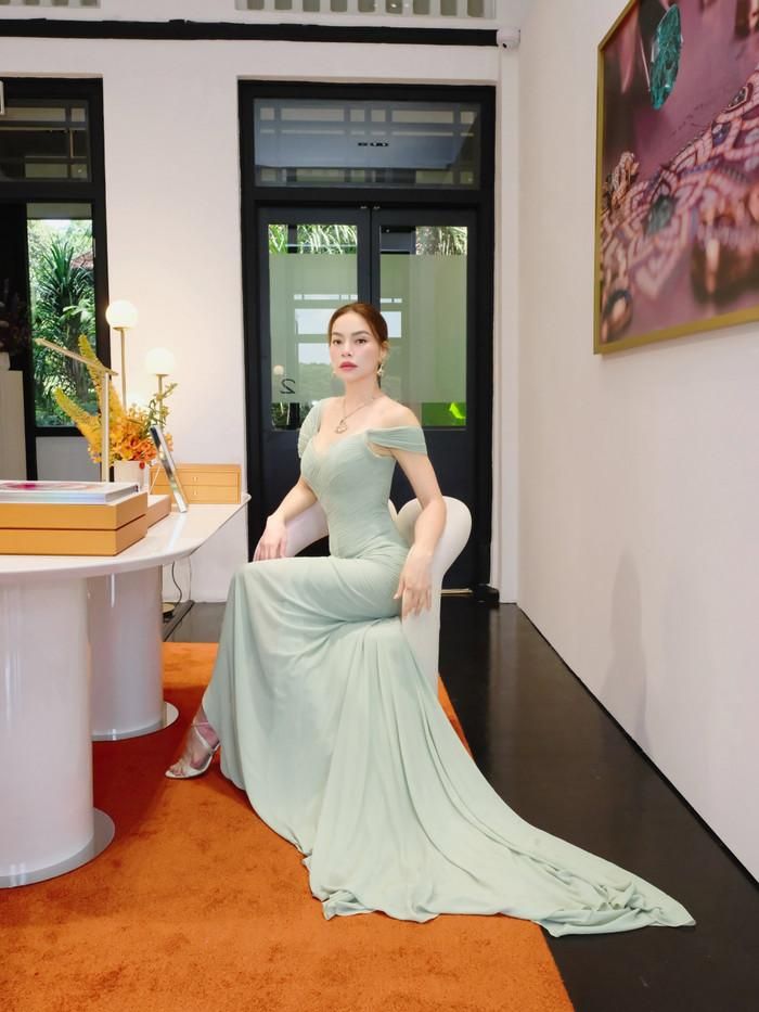 Thần thái kiêu kỳ và vóc dáng thướt tha của Hồ Ngọc Hà trong sự kiện sang trọng. (Nguồn: FBNV)