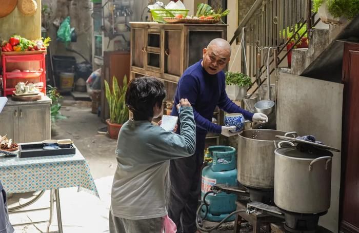 Xuân Hinh đảm nhận vai ông Mùi - chủ một quán phở gia truyền lâu năm. Ảnh: NSX