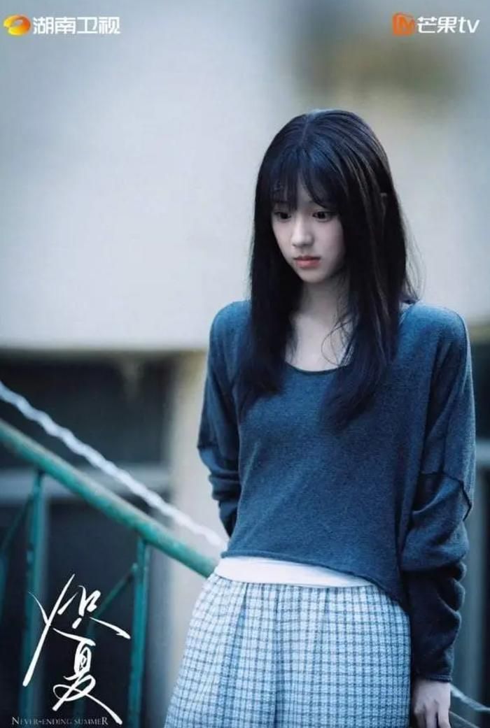 Bao Thượng Ân thủ vai Chu Vãn, một cô nữ sinh mang trong mình gánh nặng kinh tế gia đình nhưng luôn toát lên vẻ kiên cường và thông minh. Ảnh: Mango TV