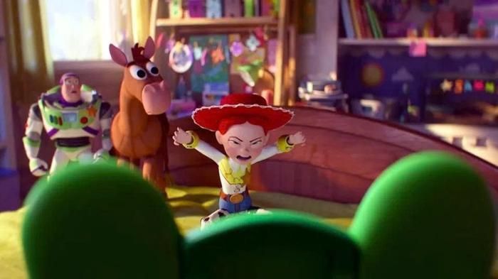 Lần này, Pixar đặt Jessie vào trung tâm câu chuyện, khai thác sự cạnh tranh giữa đồ chơi truyền thống và thế giới công nghệ hiện đại thông qua nhân vật máy tính bảng Lilypad.