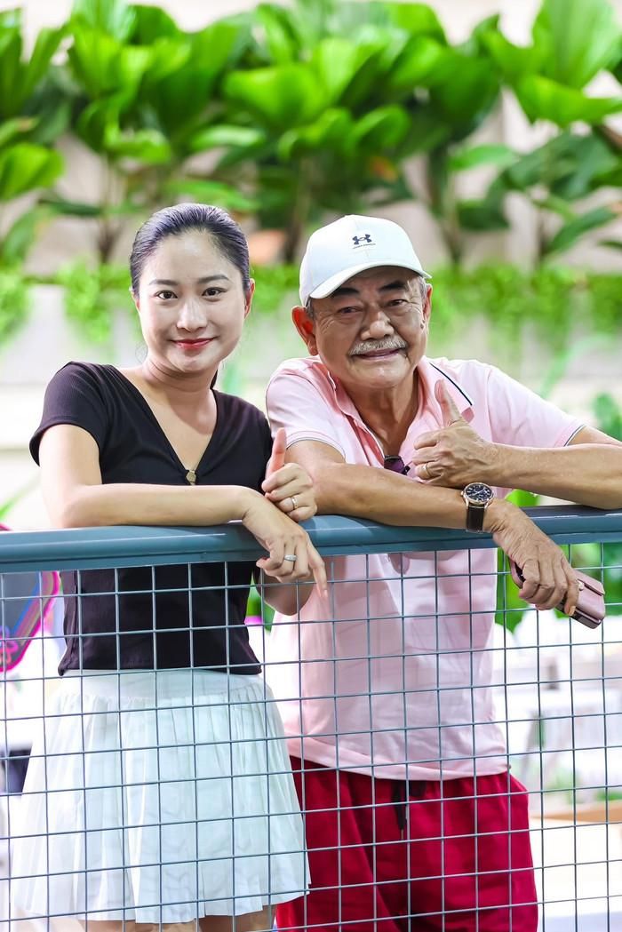 Khoảnh khắc hạnh phúc của NSND Việt Anh bên vợ.