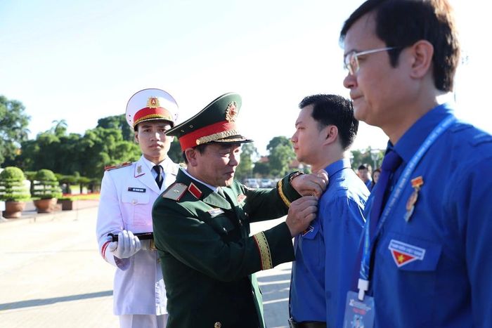 Thiếu tướng Phạm Văn Hiếu, Chính ủy Bộ Tư lệnh Lăng Chủ tịch Hồ Chí Minh, trao tặng Huy hiệu Bác Hồ cho các thành viên Ban Bí thư Trung ương Đoàn.