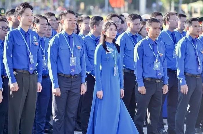 Các đại biểu vào Lăng viếng Chủ tịch Hồ Chí Minh.