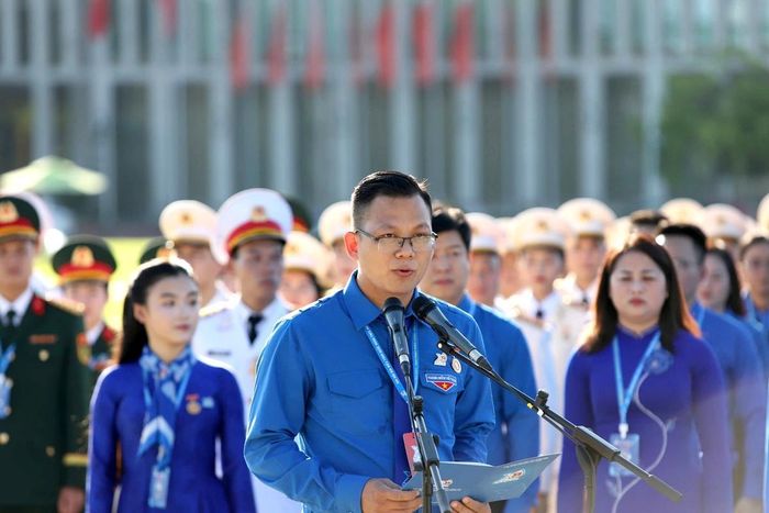 Anh Phạm Quang Thắng, Bí thư Đoàn Ban Quản lý Khu Nông nghiệp Công nghệ cao TPHCM, báo công với Bác.