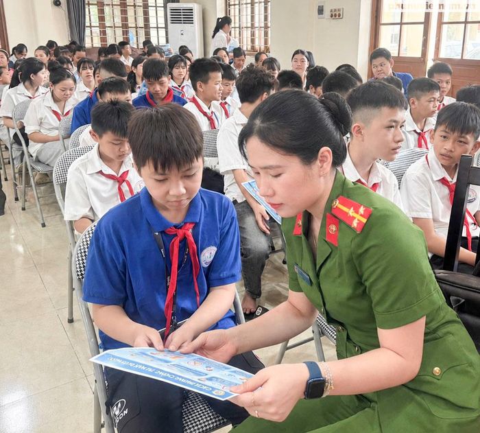 Thượng úy Hoàng Thùy Dung gần gũi trò chuyện, hướng dẫn các em học sinh kỹ năng phòng tránh xâm hại.