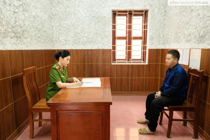 Thượng úy Hoàng Thùy Dung lấy lời khai đối tượng, phục vụ công tác xác minh, điều tra vụ án.