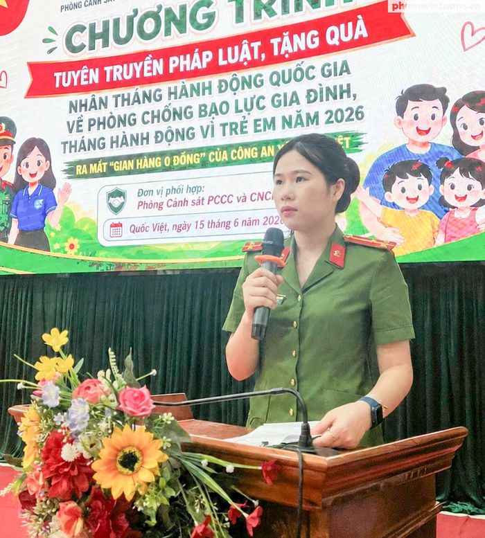Thượng úy Hoàng Thùy Dung tuyên truyền pháp luật, hướng dẫn kỹ năng phòng chống bạo lực gia đình, xâm hại trẻ em cho học sinh xã Quốc Việt (tỉnh Lạng Sơn), nhân Tháng hành động vì trẻ em năm 2026.