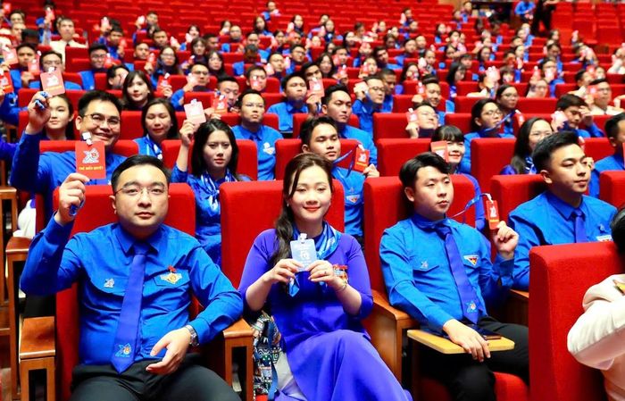 Các đại biểu tham dự Đại hội biểu quyết.