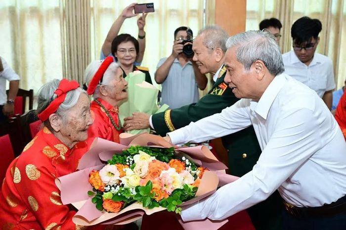 Trung tướng Hoàng Khánh Hưng thăm và tặng quà các Mẹ Việt Nam Anh hùng. Ảnh: NVCC