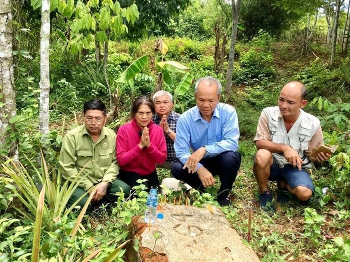 Trung tướng Hoàng Khánh Hưng cùng vợ sang Lào tìm hài cốt liệt sĩ, năm 2019. Ảnh: NVCC