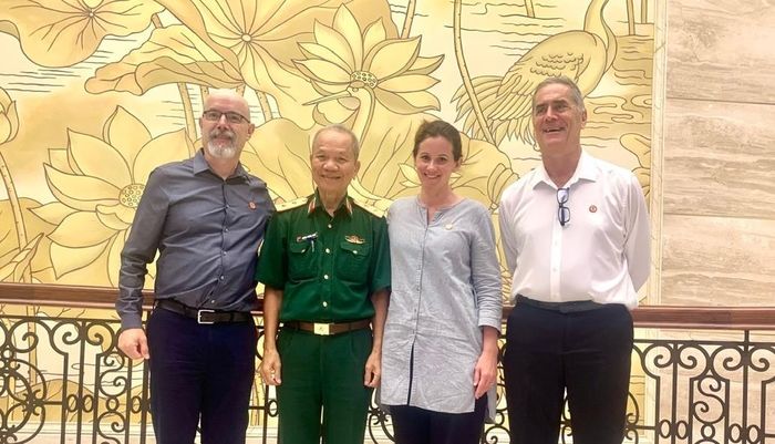 Trung tướng Hoàng Khánh Hưng (thứ hai từ trái qua) cùng các giáo sư người Mỹ trong đợt hỗ trợ cung cấp 21 bộ hồ sơ về các hố chôn tập thể tại Đông Nam Bộ. Ảnh: NVCC