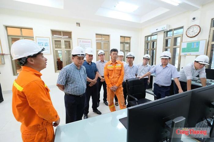 Đoàn công tác PTC1 kiểm tra thực tế công tác ứng trực và quản lý vận hành tại các nút giao truyền tải trọng điểm gồm TBA 500kV Nho Quan, TBA 220kV Phủ Lý và TBA 220kV Thanh Nghị. 