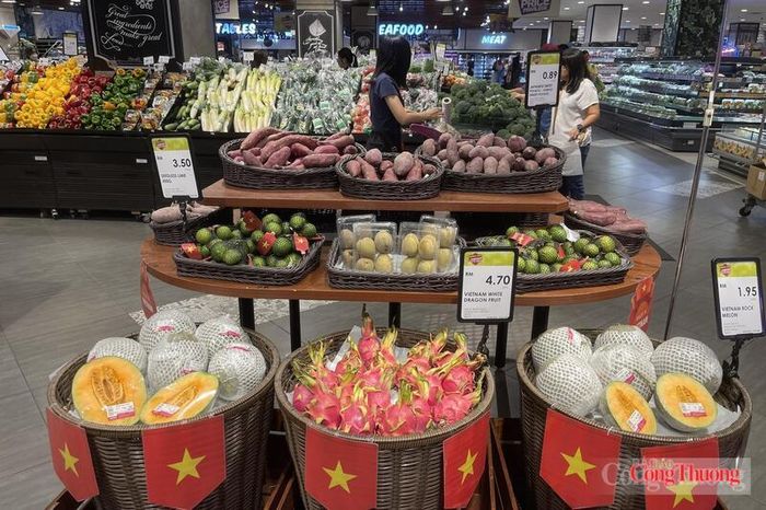 Hàng hóa Việt Nam được bày bán tại hệ thống siêu thị Malaysia