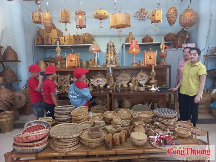 Bên cạnh việc sản xuất, kinh doanh một số hợp tác xã, cơ sở sản xuất còn xây dựng các chương trình tour tuyến, thu hút khách du lịch thăm quan, trải nghiệm và mua sắm