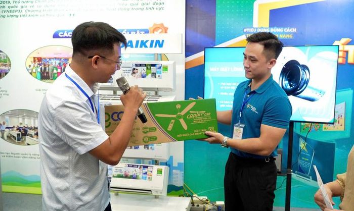 Người tiêu dùng tham quan gian hàng sẽ được tư vấn về các giải pháp, công nghệ, mô hình và sản phẩm hiệu quả năng lượng và nhận nhiều phần quà có ý nghĩa. Ảnh: ĐCK