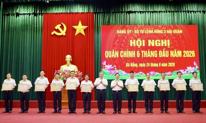 Thủ trưởng Bộ Tư lệnh Vùng trao thưởng cho các tập thể, cá nhân trong phong trào thi đua Quyết thắng 6 tháng đầu năm 2026. Ảnh: HQVN