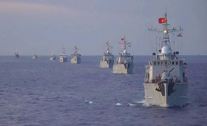 Đội hình các tàu của Vùng 3 Hải quân thực hiện nhiệm vụ trên biển. Ảnh: HQVN