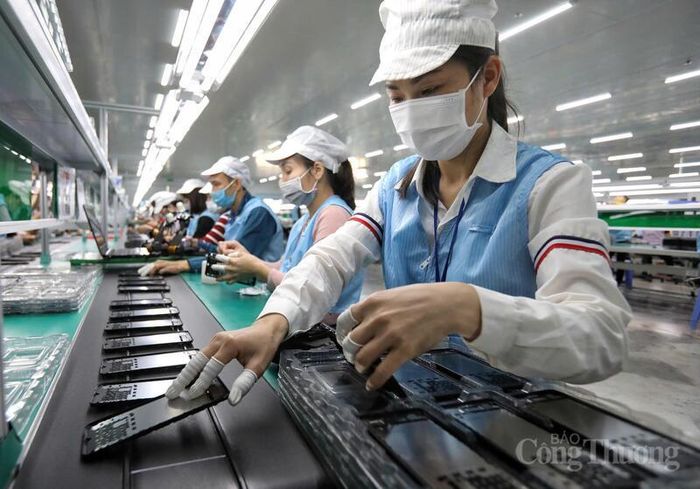 Bên trong một nhà máy lắp ráp thiết bị điện tử tại Bắc Ninh. Ảnh: DL