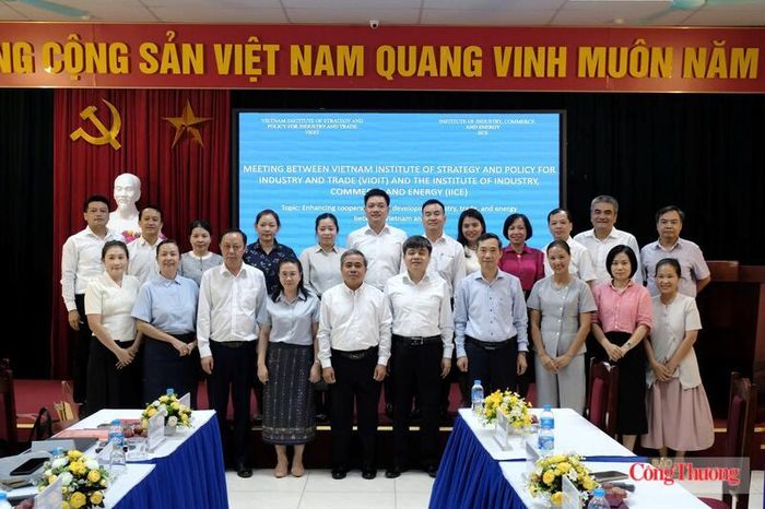 Các đại biểu chụp ảnh chung sau buổi làm việc. Ảnh: Lê An