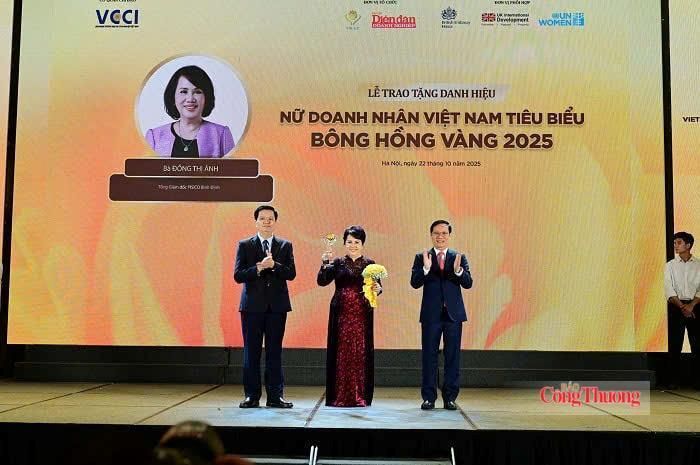 Bà Đồng Thị Ánh được vinh danh trong Top 10 Nữ doanh nhân tiêu biểu xuất sắc Việt Nam - Bông Hồng Vàng năm 2025. Ảnh: NVCC