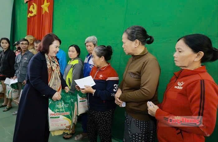 Bà Đồng Thị Ánh, Chủ tịch Hội Nữ doanh nhân tỉnh Gia Lai trao quà cho người dân vùng thiên tai. Ảnh: NVCC
