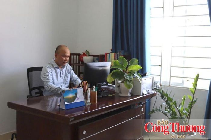 Phòng làm việc của lãnh đạo và các phòng ban Hội Chữ thập đỏ Đà Nẵng tận dụng ánh sáng tự nhiên, giảm sử dụng bóng đèn, điều hòa