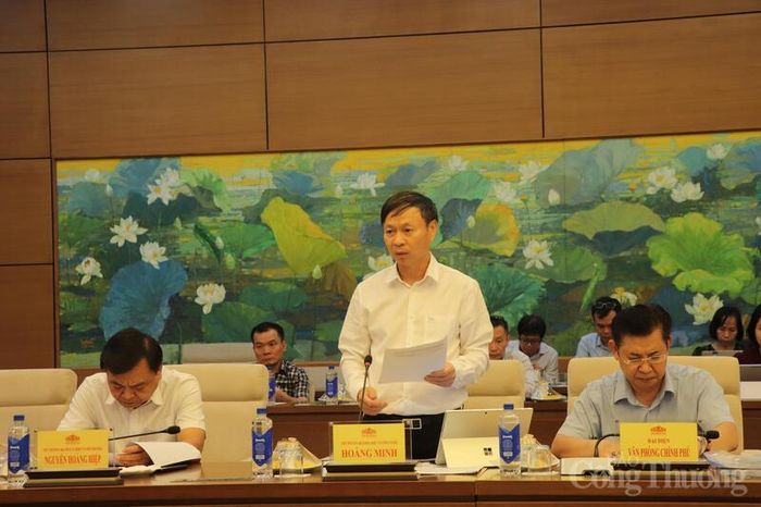 Thứ trưởng Bộ Khoa học và Công nghệ Hoàng Minh báo cáo về dự án Luật sửa đổi, bổ sung một số điều của Luật Chuyển giao công nghệ, Luật Viễn thông, Luật Giao dịch điện tử và Luật Tần số vô tuyến điện.