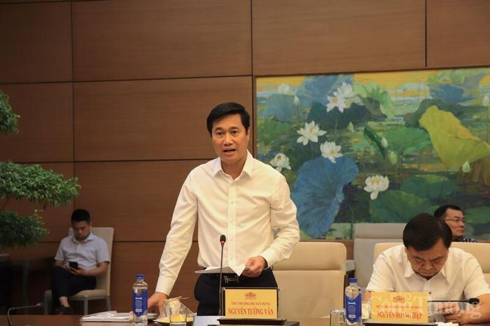 Thứ trưởng Bộ Xây dựng Nguyễn Tường Văn báo cáo chi tiết về dự án Luật Kiến trúc sửa đổi.