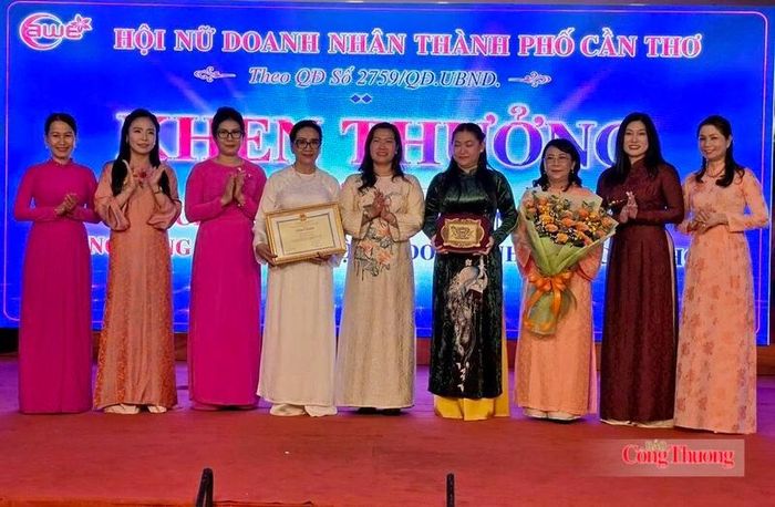 Bà Nguyễn Thị Ngọc Điệp - Phó Chủ tịch UBND TP. Cần Thơ, tặng bằng khen Hội Nữ Doanh nhân TP. Cần Thơ.
