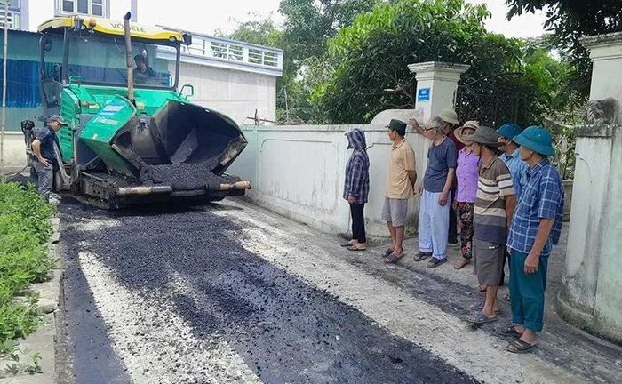 Người dân xã Thiệu Hóa tham gia phong trào chỉnh trang, nâng cấp hạ tầng giao thông nông thôn.