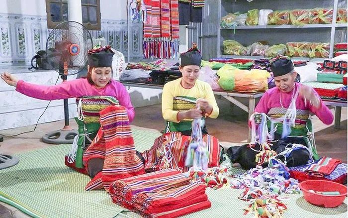 Nghề dệt thổ cẩm truyền thống xã Minh Sơn tạo việc làm ổn định cho phụ nữ địa phương.