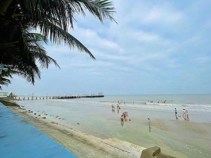 Bãi biển Hải Tiến được giữ gìn sạch đẹp, tăng sức hấp dẫn điểm đến.