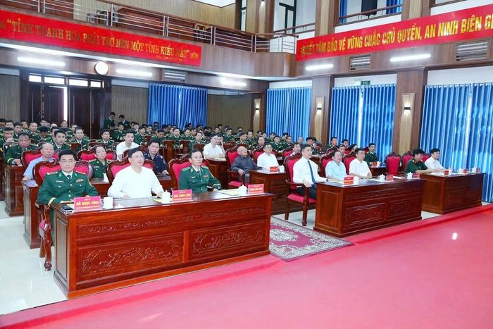 Các đại biểu dự buổi lễ.