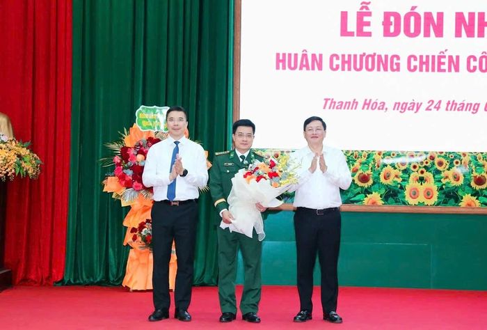 Các đồng chí: Phó Bí thư Thường trực Tỉnh ủy Nguyễn Hồng Phong; Phó Chủ tịch Thường trực UBND tỉnh Mai Xuân Liêm tặng hoa chúc mừng Đại tá Đỗ Ngọc Vĩnh.