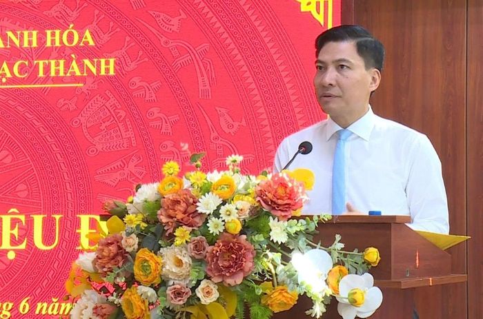 Bí thư Đảng ủy, Chủ tịch HĐND phường Hạc Thành Nguyễn Văn Biện phát biểu tại buổi lễ.