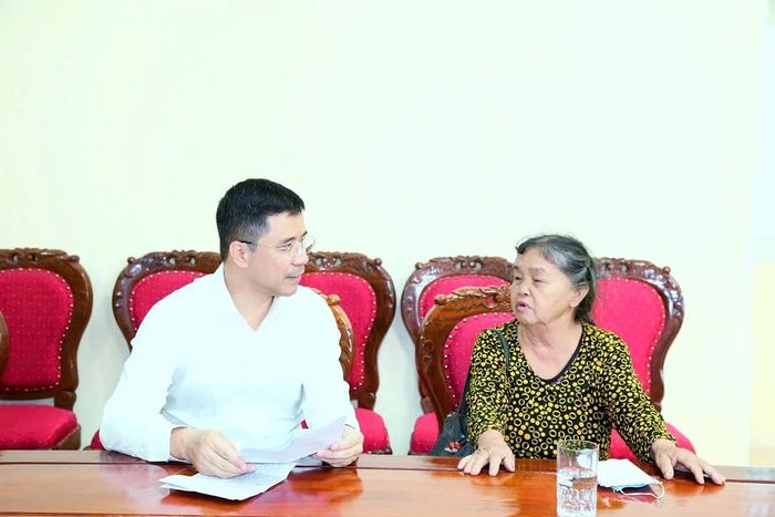 Phó Bí thư Thường trực Tỉnh ủy Nguyễn Hồng Phong tiếp nhận phản ánh của công dân.