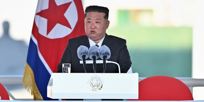 Nhà lãnh đạo Triều Tiên Kim Jong Un phát biểu tại lễ đưa một tàu khu trục vào biên chế. Ảnh: Reuters