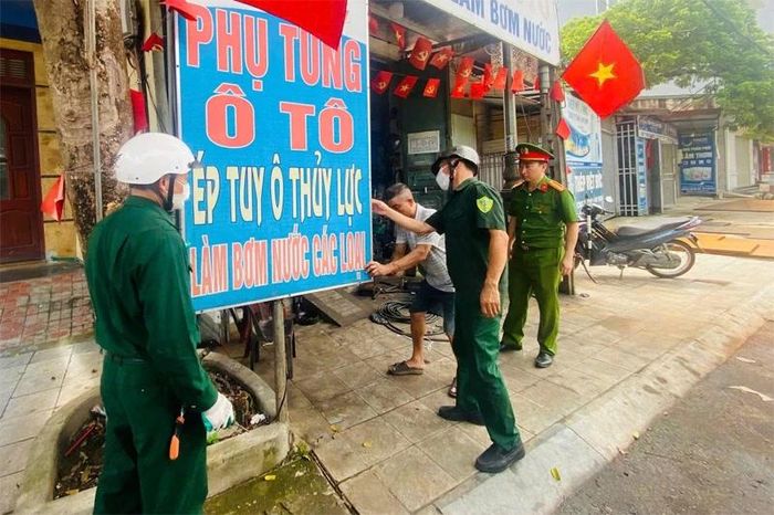 Lực lượng chức năng phường Hàm Rồng xử lý vi phạm trật tự mỹ quan đô thị, giải quyết vấn đề người dân kiến nghị, phản ánh.