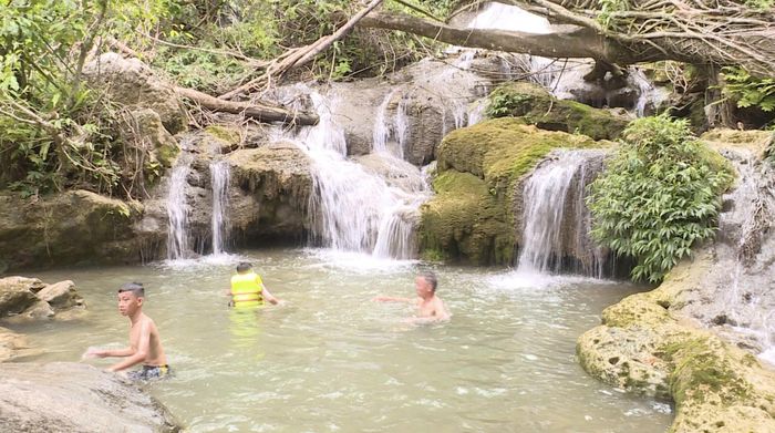 Du khách đến với thác Muốn chủ yếu là khách địa phương hoặc các nhóm khách nhỏ lẻ.